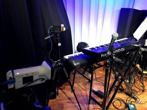 キーボードアップ用にSony MV1。手前はステージ左斜め用のX3000。