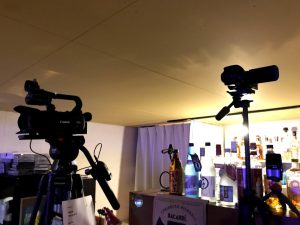 メインカメラはCanon XA20、正面全景用にはG20を使いました。